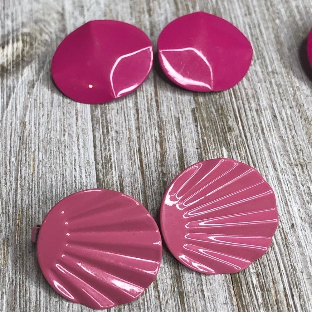 Vintage Metal and Enamel Lightweight Clip-on Earrings - Picture 3 of 7